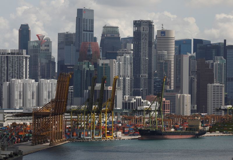 &copy; Reuters. 　シンガポール企業庁（エンタープライズ・シンガポール）が１７日発表した１０月の石油を除く輸出は前年比１７．９％増加した。ケッペル港で昨年１１月撮影（２０２１年　ロイター／