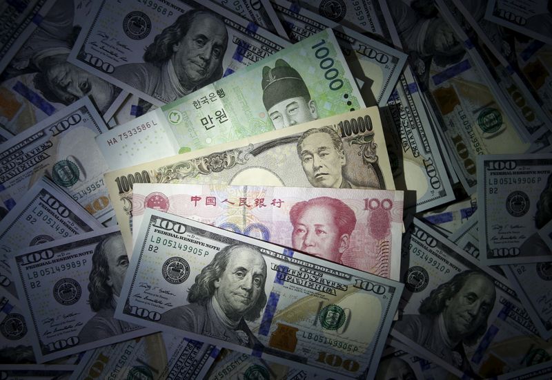 &copy; Reuters. FOTO DE ARCHIVO: Billetes de won surcoreano, yuan chino y yen japonés se ven sobre billetes de 100 dólares estadounidenses en esta ilustración