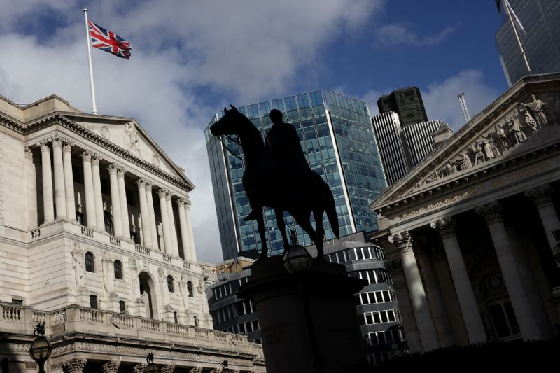 &copy; Reuters. منظر عام لبنك إنجلترا في لندن يوم 31 أكتوبر تشرين الأول 2021. تصوير: توم نيكلسون - رويترز.