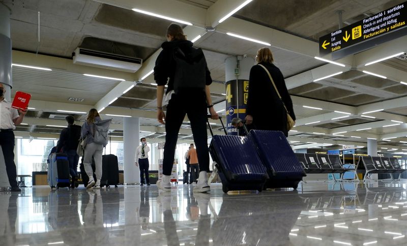 &copy; Reuters. FOTO DE ARCHIVO: Pasajeros llegan al aeropuerto de Son Sant Joan en Palma de Mallorca, España, 1 de abril de 2021. REUTERS/Enrique Calvo/File Photo
