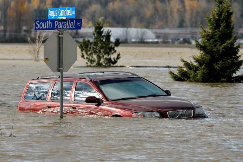 © Reuters. A vehicle is submerged in water after rainstorms caused flooding and landslides in Abbotsford, British Columbia, Canada November 16, 2021.  REUTERS/Jennifer Gauthier 