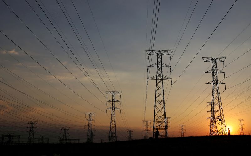&copy; Reuters.    １１月１７日、南アフリカの国営電力会社エスコムは南アフリカの国営電力会社エスコムは、同日午後から２０日早朝まで計画停電を実施すると発表した。写真は南アフリカで２０２０年