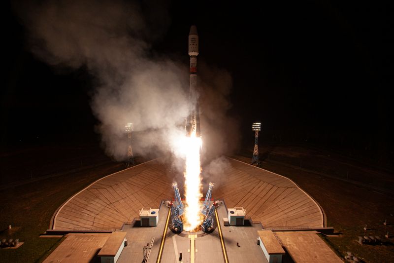 &copy; Reuters. A Soyuz-2.1b rocket booster with a Fregat upper stage and satellites of British firm OneWeb blasts off from a launchpad at the Vostochny Cosmodrome in Amur Region, Russia July 1, 2021. Roscosmos/Handout via REUTERS ATTENTION EDITORS - THIS IMAGE HAS BEEN 