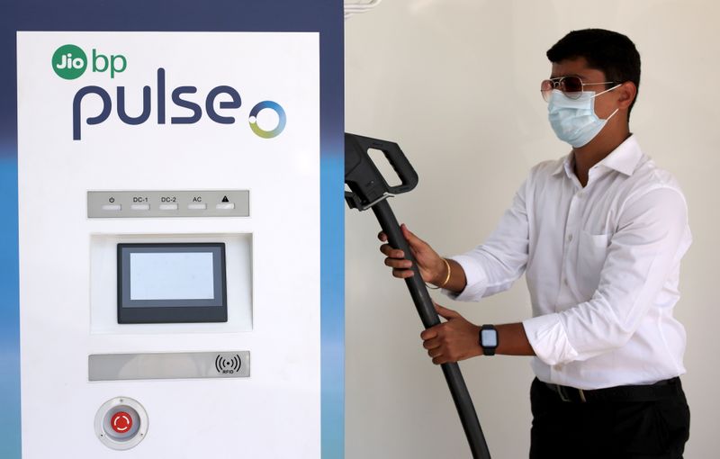 &copy; Reuters. FILE PHOTO: A man is seen at a Jio-bp electric vehicle (EV) charging point, an Indian fuel and mobility joint venture between Reliance Industries (RIL) and British Petroleum (BP), in Navi Mumbai, India, October 26, 2021 REUTERS/Francis Mascarenhas/File Ph