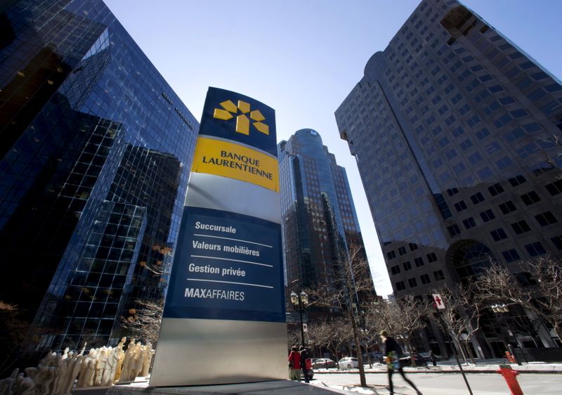 &copy; Reuters. FILE PHOTO: Pedestrians walk past the head offices of Laurentian Bank in Montreal, April 1, 2015.  REUTERS/Christinne Muschi/File Photo
