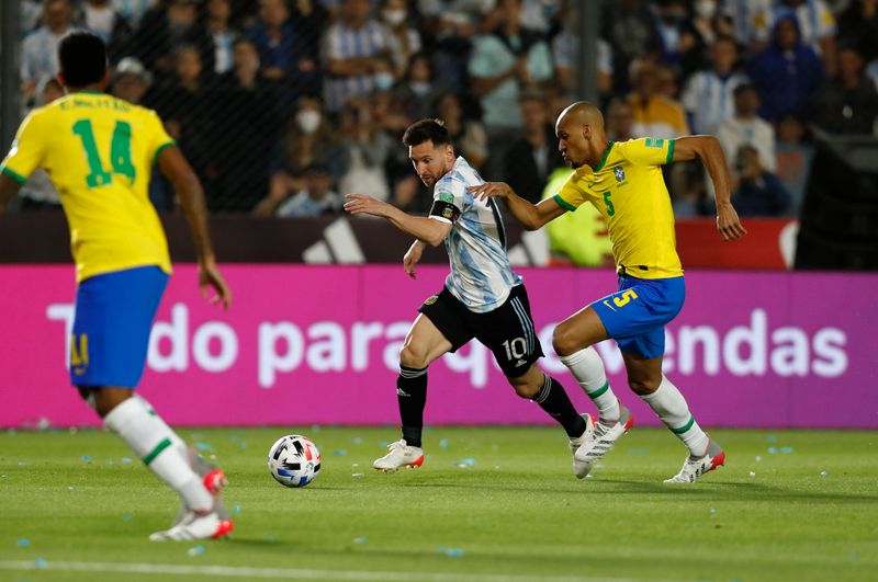 &copy; Reuters. Lionel Messi é marcado por Edenilson durante partida entre Argentina e Brasil pelas eliminatórias para a Copa do Mundo
16/11/2021 REUTERS/Agustin Marcarian