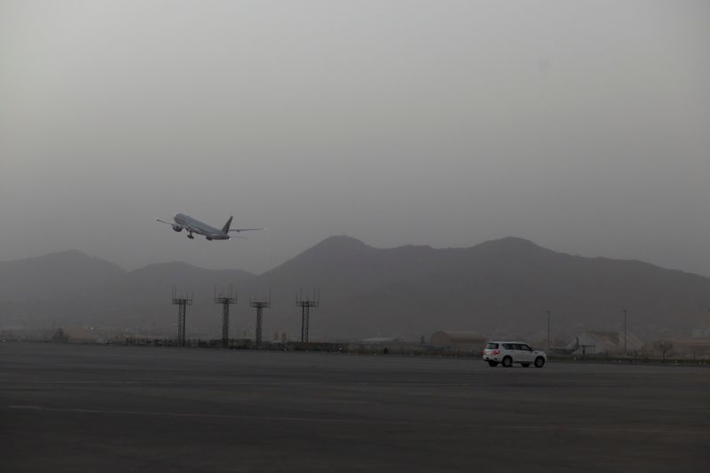 &copy; Reuters. FILE PHOTO: A Qatar Airways flight takes off from the international airport in Kabul, Afghanistan, September 10, 2021. WANA (West Asia News Agency) via REUTERS 