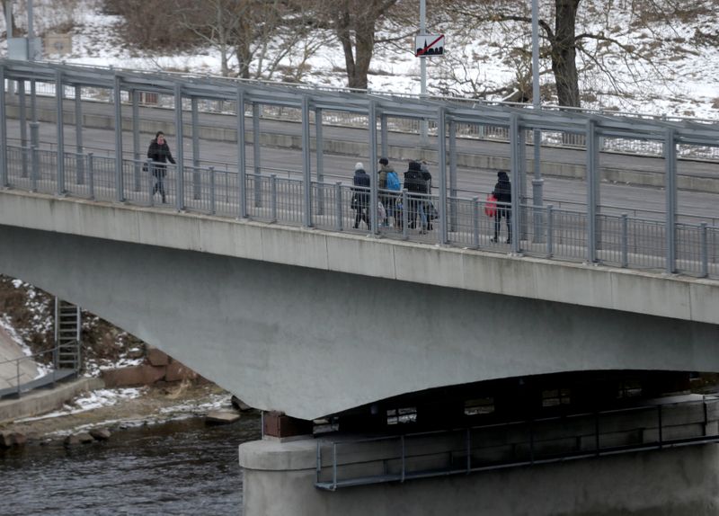 &copy; Reuters. People walk on the bridge over Narva river at the border crossing point with Russia in Narva, Estonia February 16, 2017. Picture taken February 16, 2017. REUTERS/Ints Kalnins