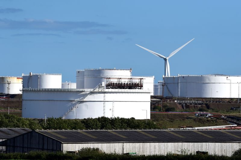 &copy; Reuters. FOTO DE ARCHIVO: Tanques de almacenamiento en unas instalaciones de gas natural licuado en Waterston, Gales, Reino Unido, el 20 de septiembre de 2021. REUTERS/Rebecca Naden