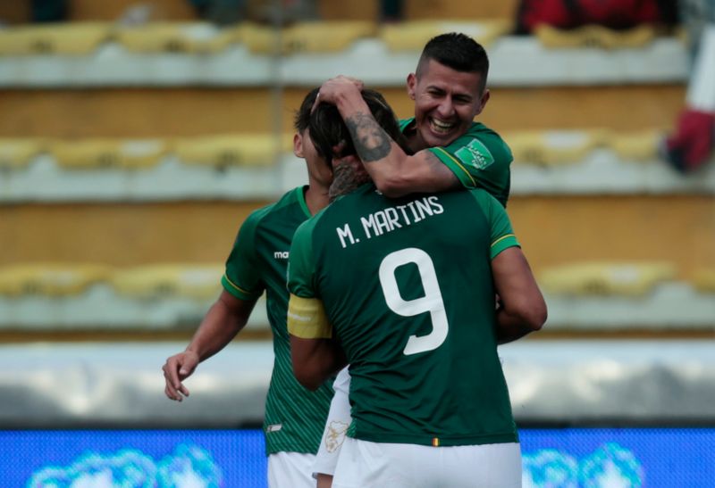 &copy; Reuters. لاعبون من فريق بوليفيا يحتفلون بتسجيل هدف في مرمى  فريق أورجواي في مباراة ضمن تصفيات أمريكا الجنوبية لكأس العالم يوم الثلاثاء. تصوير: مانويل