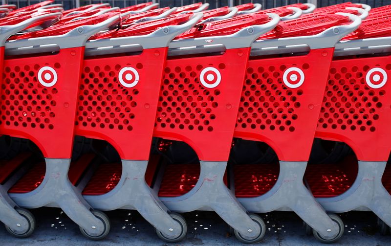 © Reuters. FILE PHOTO: Shopping carts from a Target store are lined up in Encinitas, California May 22, 2013. REUTERS/Mike Blake/File Photo