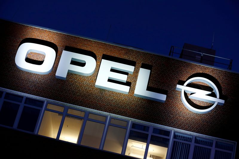 &copy; Reuters. Il logo Opel presso la sede centrale a Ruesselsheim, in Germania. REUTERS/Ralph Orlowski
