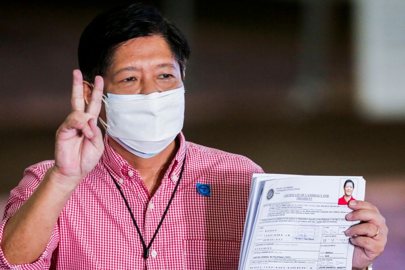 &copy; Reuters. Ferdinand Marcos Jr., filho do ex-ditador das Filipinas Marcos, mostra certificado de candidatura na cidade de Pasay
06/10/2021 Rouelle Umali/Pool via Reuters