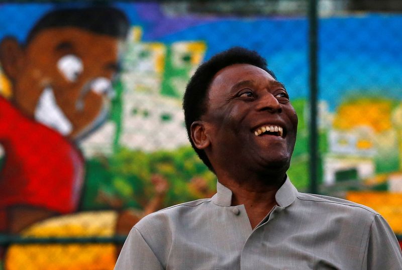 &copy; Reuters. Pelé durante inauguração de campo de futebol na Favela da Mineira, no Rio de Janeiro, em 2014
17/11/2014 REUTERS/Ricardo Moraes