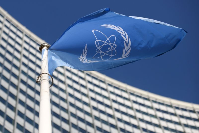 © Reuters. علم الوكالة الدولية للطاقة الذرية امام مقرها في جنيف في صورة بتاريخ الاول من مارس اذار 2021. تصوير: ليزي نيسنر - رويترز. 