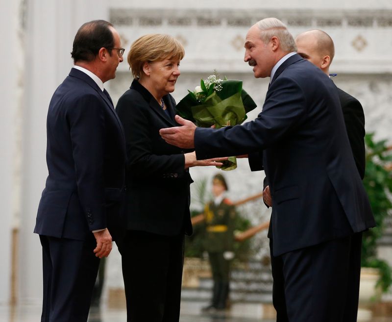 &copy; Reuters. Belarus' President Alexander Lukashenko (R) welcomes Germany's Chancellor Angela Merkel (C) and France's President Francois Hollande during a meeting in Minsk, February 11, 2015. The leaders of France, Germany, Russia and Ukraine were due to attend a peac