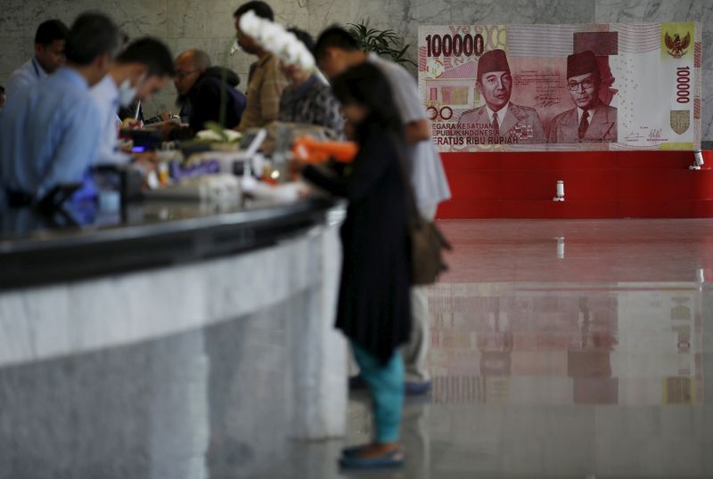&copy; Reuters. FILE PHOTO: Customers are seen at a counter inside the Bank Indonesia complex in Jakarta, Indonesia, December 16, 2015.    REUTERS/Darren Whiteside/File Photo