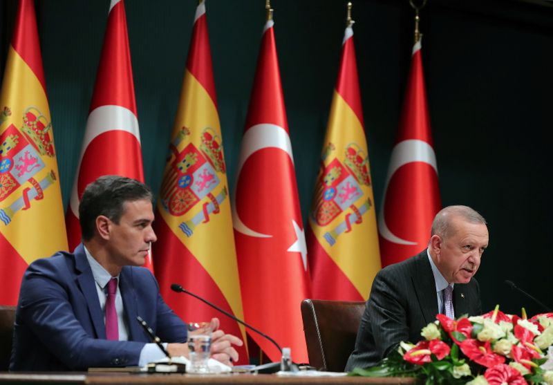 &copy; Reuters. El presidente de Turquía, Tayyip Erdogan, y el presidente del Gobierno español, Pedro Sánchez, asisten a una rueda de prensa en Ankara, Turquía, 17 de noviembre de 2021. REUTERS/Oficina de Prensa de la Presidencia