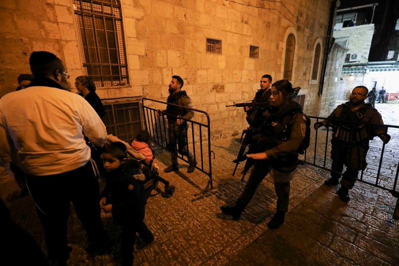 &copy; Reuters. أفراد من قوات الأمن الإسرائيلية في موقع عملية طعن بالحي القديم في القدس يوم الاربعاء. تصوير: عمار عوض - رويترز. 