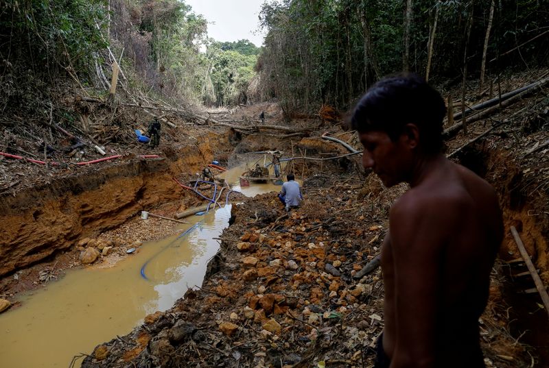 &copy; Reuters. Indígenas ianomamis durante operação de combate ao garimpo ilegal em Roraima
17/04/2016 REUTERS/Bruno Kelly