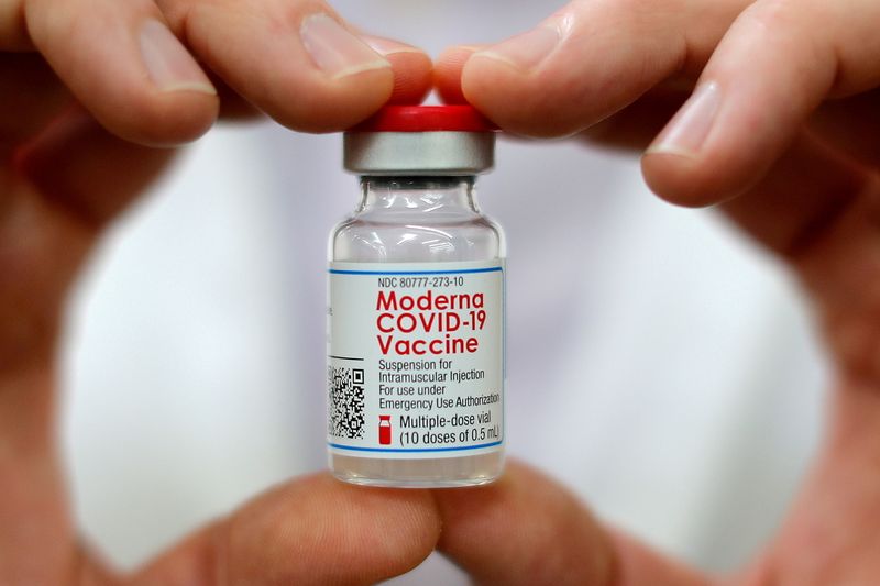 © Reuters. FILE PHOTO: Walmart pharmacist holds a vial of the Moderna coronavirus disease (COVID-19) vaccine inside a Walmart department store in West Haven, Connecticut, U.S., February 17, 2021. REUTERS/Mike Segar