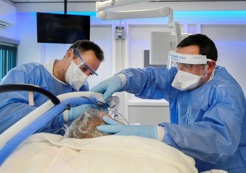 &copy; Reuters. Médicos tratam paciente com Covid em hospital da Holanda
10/11/2020
REUTERS/Piroschka van de Wouw