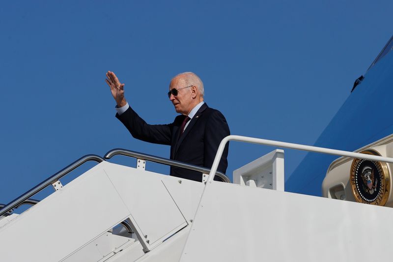 &copy; Reuters. الرئيس الأمريكي جو بايدن يستقل طائرة الرئاسة متوجها إلى ميشيجان يوم الاربعاء. تصوير: جوناثان إرنست - رويترز.