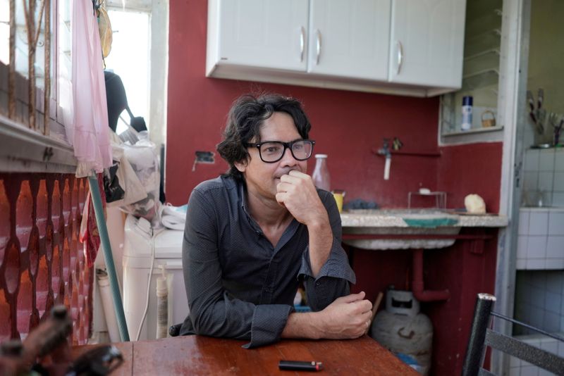 &copy; Reuters. Dissidente cubano Yunior Garcia durante entrevista em sua casa em Havana
12/10/2021
REUTERS/Alexandre Meneghini