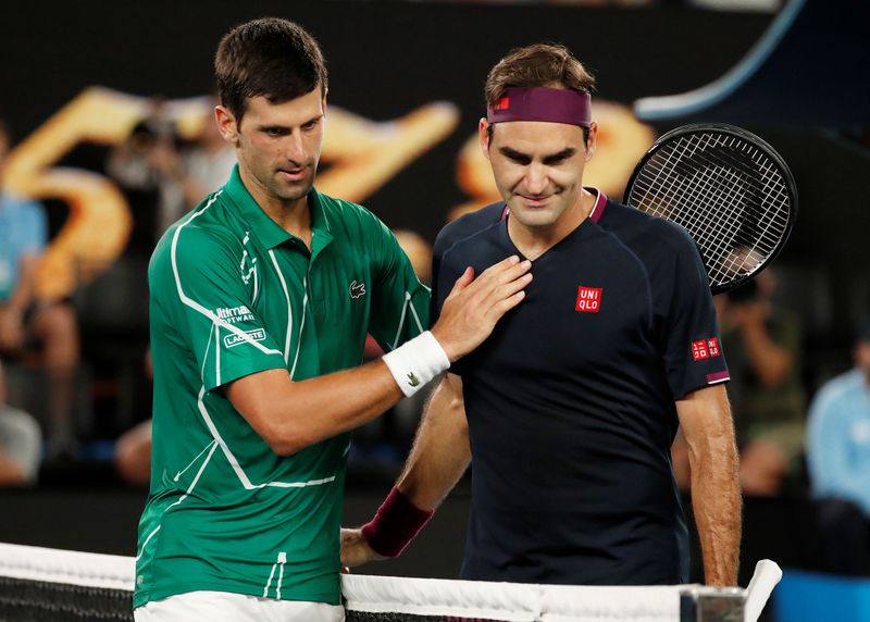 &copy; Reuters. Novak Djokovic e Roger Federer após partida em Melbourne
30/01/2020
REUTERS/Issei Kato