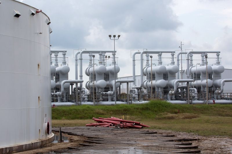 &copy; Reuters. IMAGEN DE ARCHIVO. Un tanque de almacenamiento de crudo y un equipo de oleoducto se ven durante un recorrido del Departamento de Enerhgía por la Reserva Estratégica de Petróleo en Freeport, Texas, EEUU. Junio 9, 2016.  REUTERS/Richard Carson