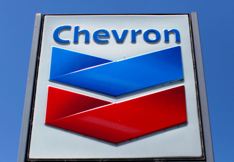 © Reuters. FILE PHOTO: A Chevron gas station sign is seen in Del Mar, California, April 25, 2013. REUTERS/Mike Blake