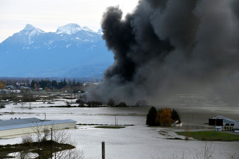 © Reuters. حريق في منشأة تخزين بفعل الفيضانات في مقاطعة كولومبيا البريطانية بكندا يوم الاربعاء. تصوير: جينيفر جوتييه - رويترز. 