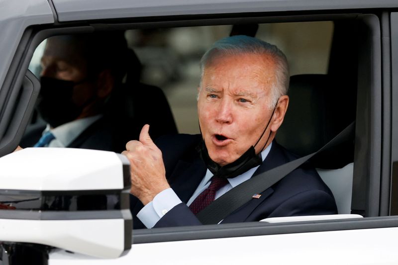 © Reuters. U.S. President Joe Biden gestures after driving a Hummer EV during a tour at the General Motors 'Factory ZERO' electric vehicle assembly plant in Detroit, Michigan, U.S. November 17, 2021. REUTERS/Jonathan Ernst