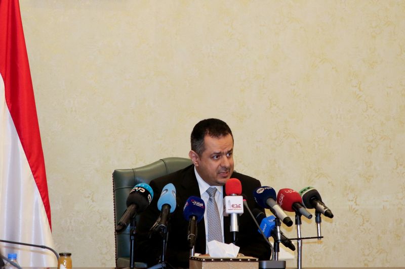 &copy; Reuters. معين عبد الملك رئيس الحكومة اليمنية المعترف بها دوليا يتحدث في أول اجتماع لحكومته في عدن باليمن يوم 31 ديسمبر كانون الأول 2020. تصوير: فواز سلما