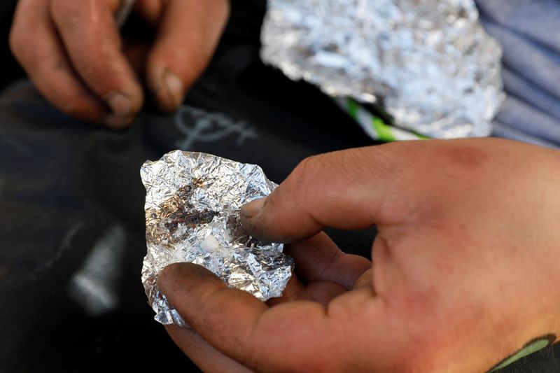 &copy; Reuters. Morador de rua mostra o que diz ser droga sintética em San Francisco
27/02/2020
REUTERS/Shannon Stapleton