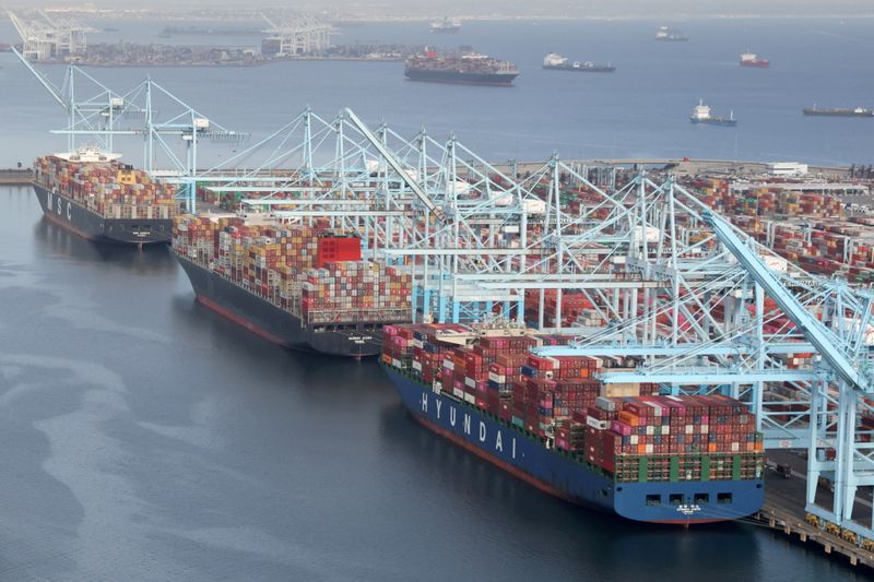 &copy; Reuters. تفريغ حاويات شحن من على سفن في ميناء لونج بيتش بلوس أنجليس بولاية كاليفورنيا يوم 7 أبريل نيسان 2021. تصوير: لوسي نيكلسون - رويترز.