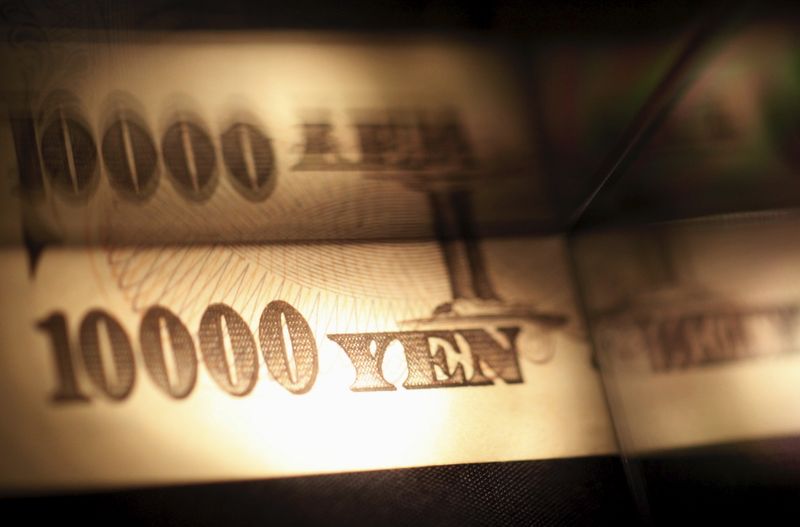 &copy; Reuters. Light is cast on a Japanese 10,000 yen note as it's reflected in a plastic board in Tokyo, in this February 28, 2013 picture illustration.   REUTERS/Shohei Miyano/File Photo