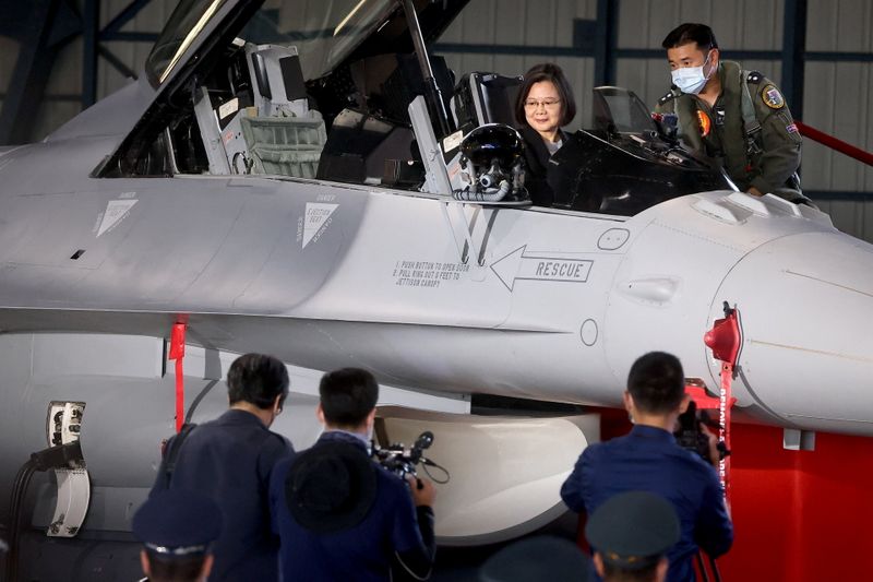 © Reuters. Taiwan President Tsai Ing-wen oversees the commission of the first squadron of the upgraded F-16V fighters in Chiayi Air Force Base, Chiayi, Taiwan, November 18, 2021. REUTERS/Ann Wang