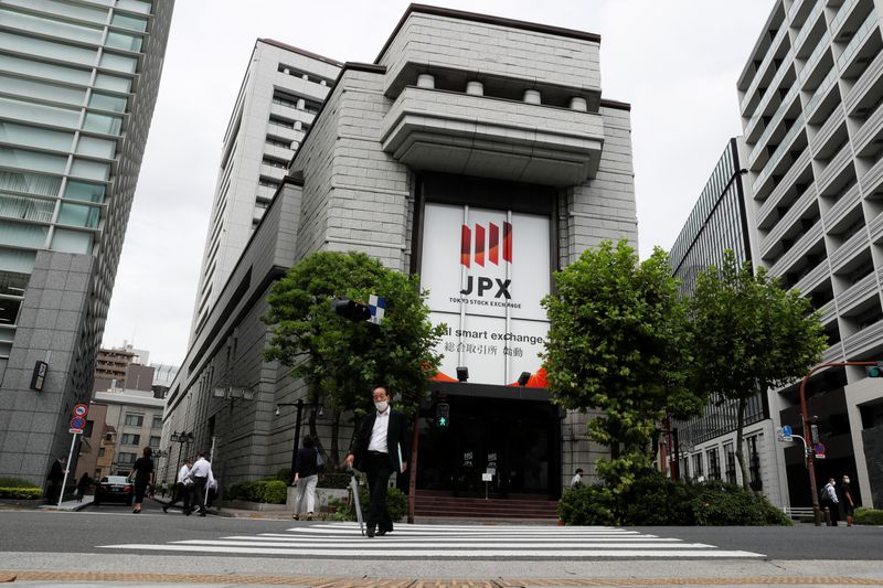 &copy; Reuters.     東京株式市場で日経平均は続落した。写真は東証、２０２０年１０月撮影（２０２１年　ロイター／Issei Kato）
