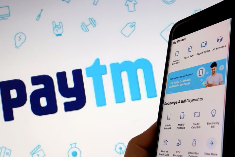 &copy; Reuters. FOTO DE ARCHIVO: La interfaz de la plataforma de pagos india Paytm frente a su logotipo en esta imagen de ilustración tomada el 7 de julio de 2021. REUTERS/Florence Lo