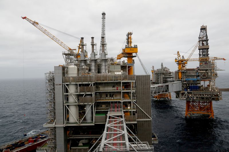 © Reuters. FILE PHOTO: A general view of Equinor's Johan Sverdrup oilfield platforms in the North Sea, Norway, December 3, 2019. REUTERS/Ints Kalnins//File Photo