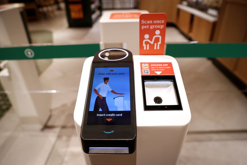 © Reuters. A scanner at an entrance turnstile of a new Starbucks store, its first-ever in partnership with Amazon Go that lets customers check out without a cashier, is pictured during a preview of the store which opens on November 18, 2021, on Manhattan's East side in New York City, New York, U.S., November 16, 2021. REUTERS/Mike Segar