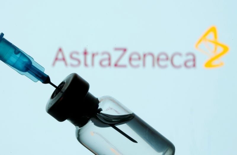 © Reuters. A vial and sryinge are seen in front of a displayed AstraZeneca logo in this illustration taken January 11, 2021. REUTERS/Dado Ruvic/Illustration