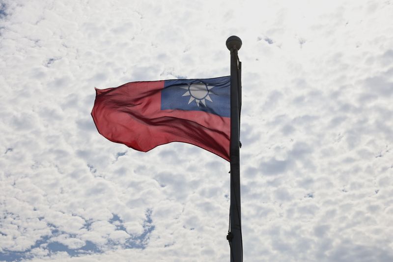 &copy; Reuters. 　１１月１８日、台湾は、欧州では初めて「台湾」の名称を用いた事実上の大使館である代表機関をリトアニアに開設した。写真は台湾の旗。台湾・桃園市で６月に撮影（２０２１年　ロイ