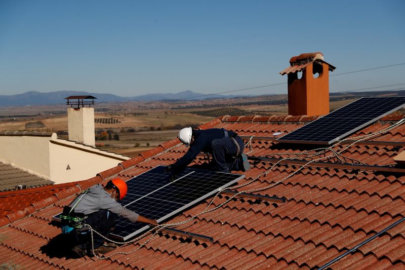 &copy; Reuters. Alexis Ventura y Nelson Barrios realizan una instalación de paneles solares de la empresa noruega Otovo en Algete, a las afueras de Madrid, España, 16 de noviembre de 2021.  REUTERS/Susana Vera