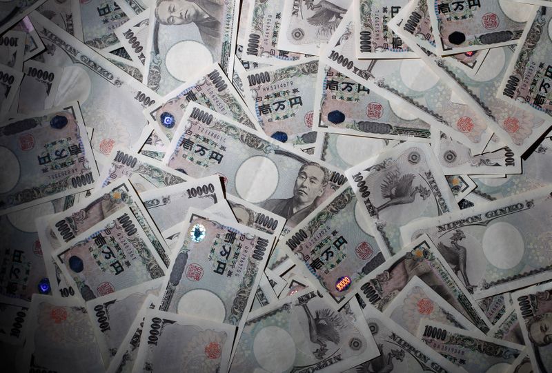 &copy; Reuters. Notas de 10 mil ienes
09/08/2010
REUTERS/Yuriko Nakao 