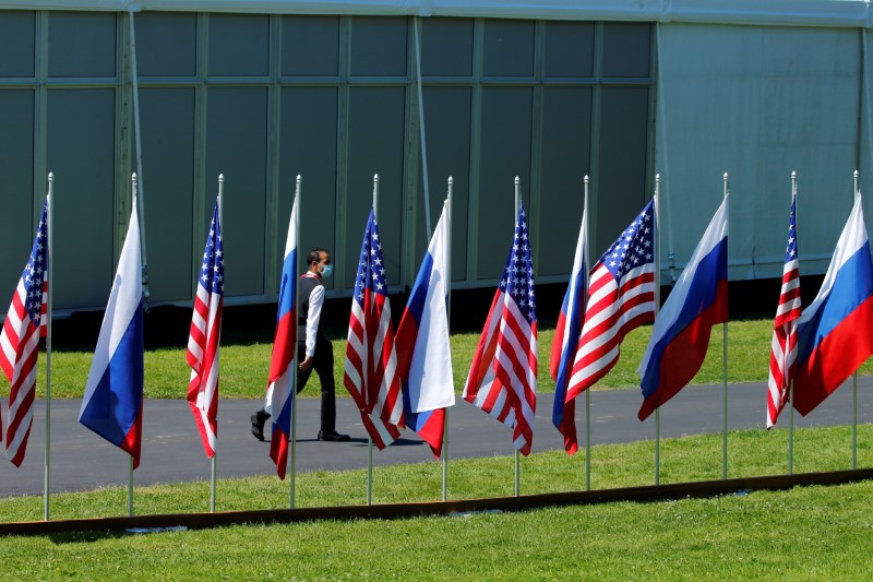 &copy; Reuters. Bandeiras dos Estados Unidos e da Rússia em Genebra
16/06/2021 REUTERS/Denis Balibouse/Pool