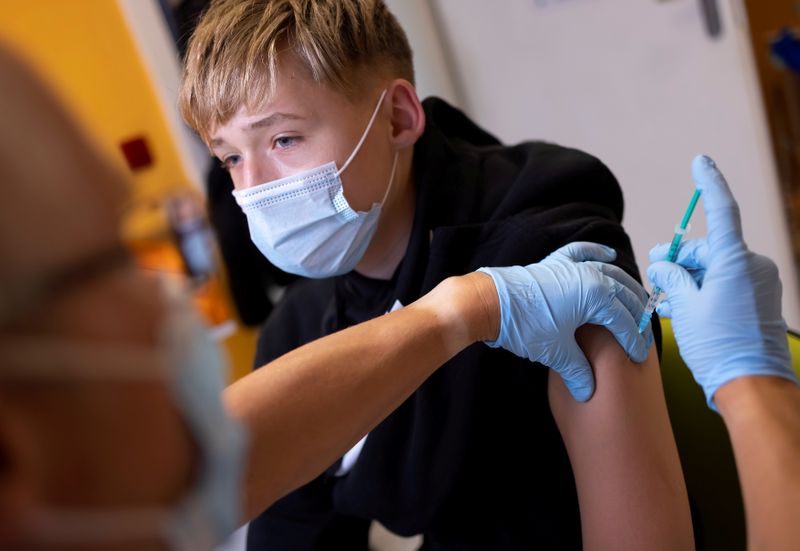 &copy; Reuters. Adolescente recebe vacina contra Covid-19 em consultório médico em Berlim
02/11/2021 REUTERS/Hannibal Hanschke