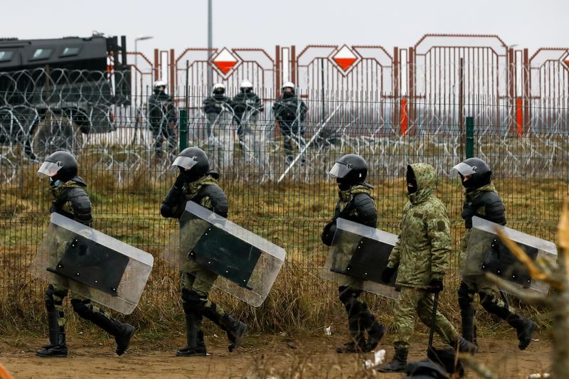 © Reuters. Belarusian law enforcement personnel walk in a camp near Bruzgi-Kuznica checkpoint on the Belarusian-Polish border in the Grodno region, Belarus, November 18, 2021.  REUTERS/Kacper Pempel