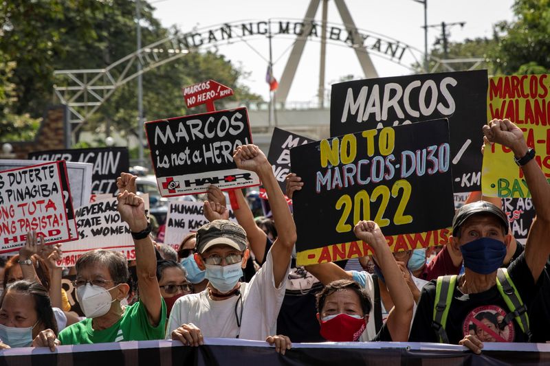 &copy; Reuters. Ativistas filipinos protestam no aniversário do enterro do ex-ditador Ferdinand Marcos em Taguig
18/11/2021 REUTERS/Eloisa Lopez